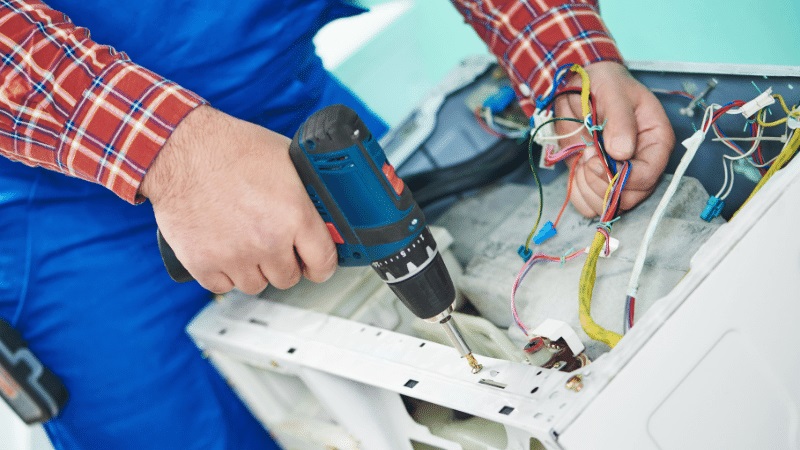 Akyazı Eminçelik Eminçelik çamaşır makinesi kart tamiri – Su almama arızası orijinal parça ile giderildi. - Teknik servis örneği